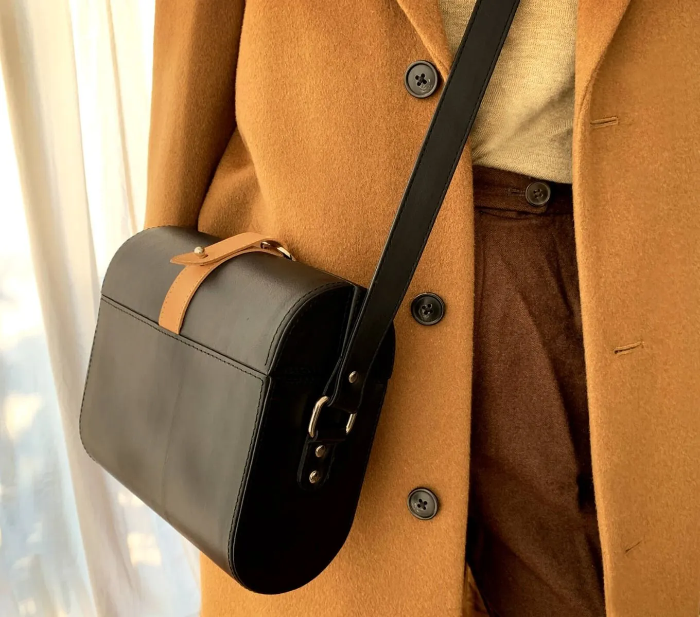 CAPSULE SLING BAG
