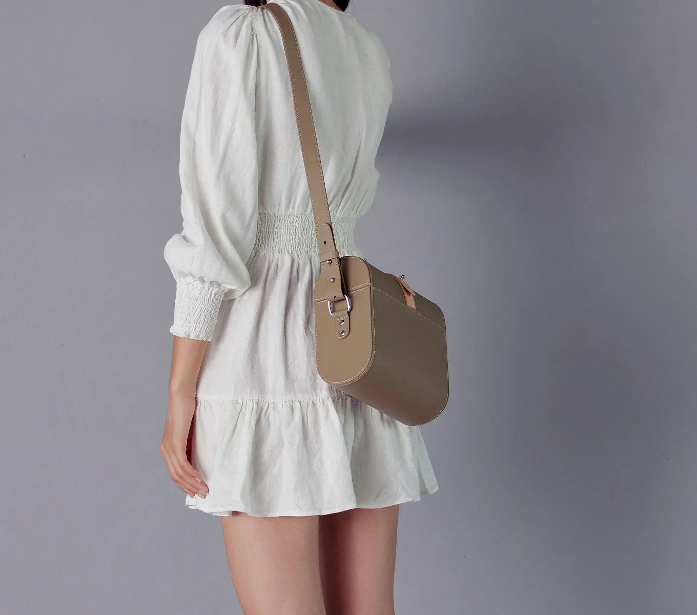 CAPSULE SLING BAG