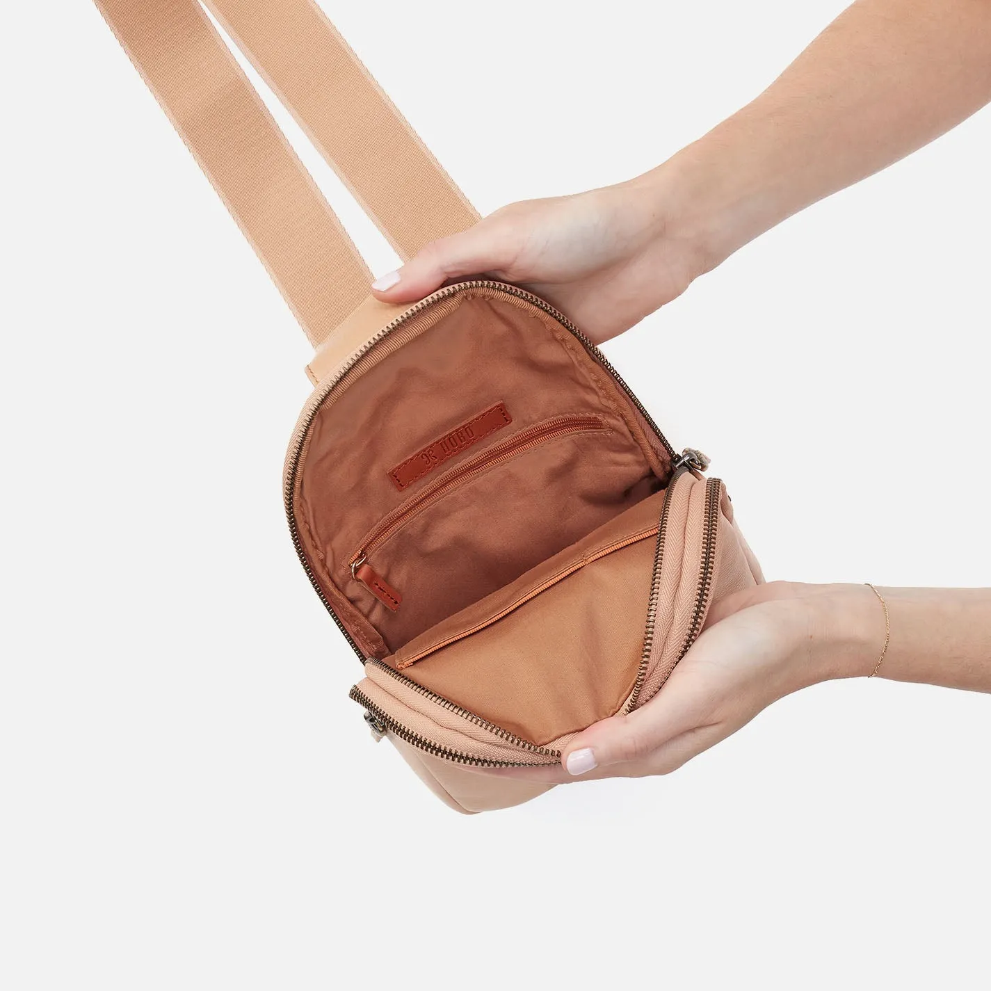 Cass Sling In Pebbled Leather - Porcini