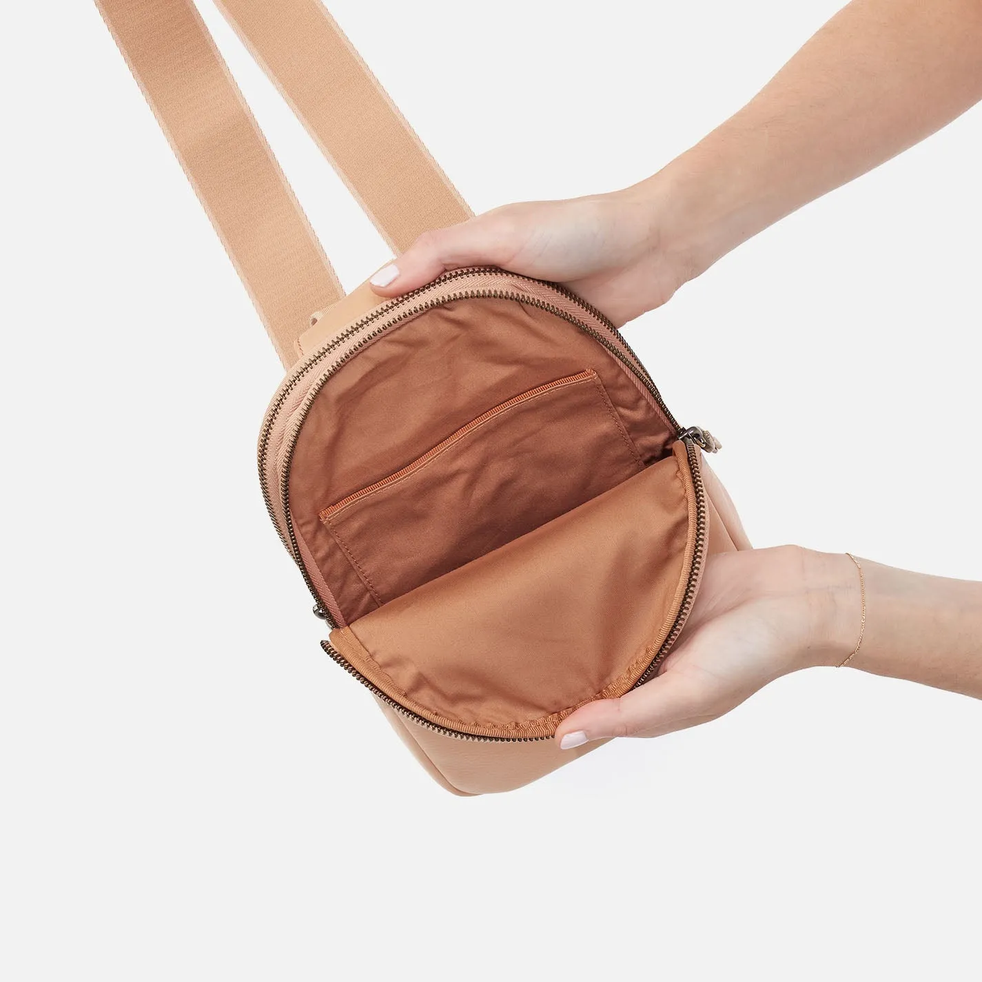 Cass Sling In Pebbled Leather - Porcini